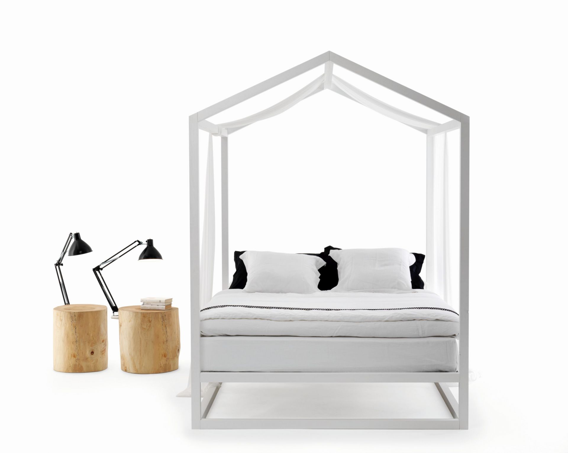 Weißes Casetta Himmelbett von Mogg mit Bettwäsche und Nachttischen aus Baumstämmen.