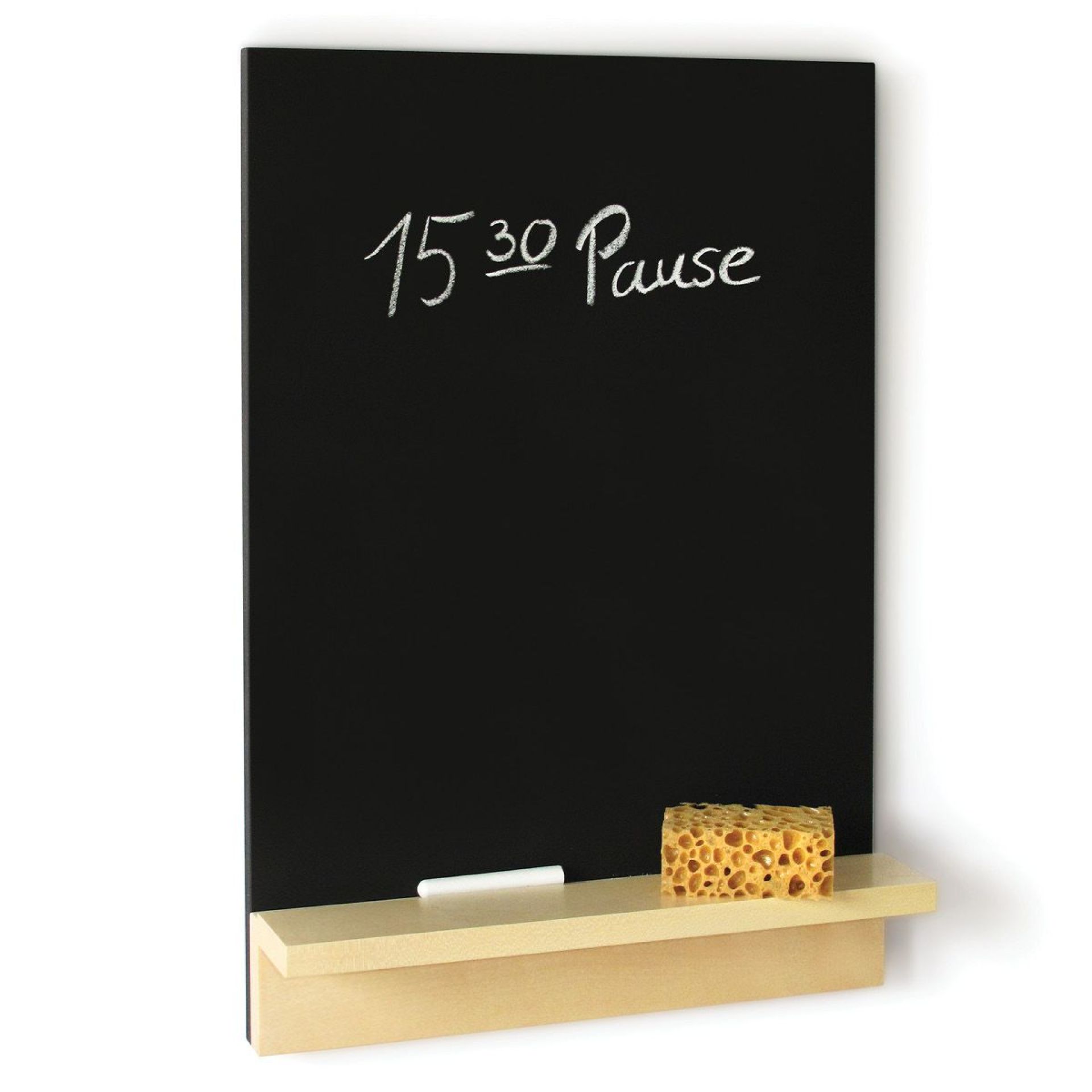 Nik Kreidetafel: Schwarze Wandtafel mit Kreide, Schwamm und Ablage, beschriftet mit "15:30 Pause".