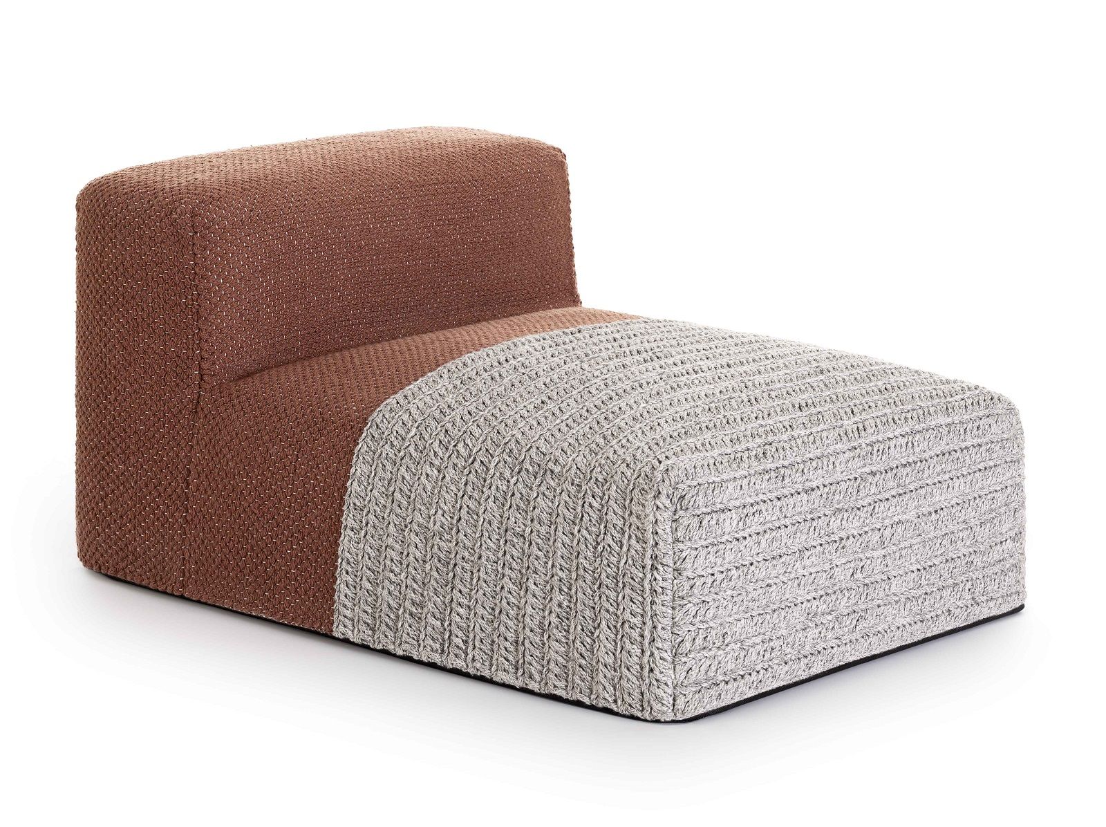 Mangas Outdoor Sessel von Gan, braun und grau, Outdoor-Möbel mit Strickmuster.