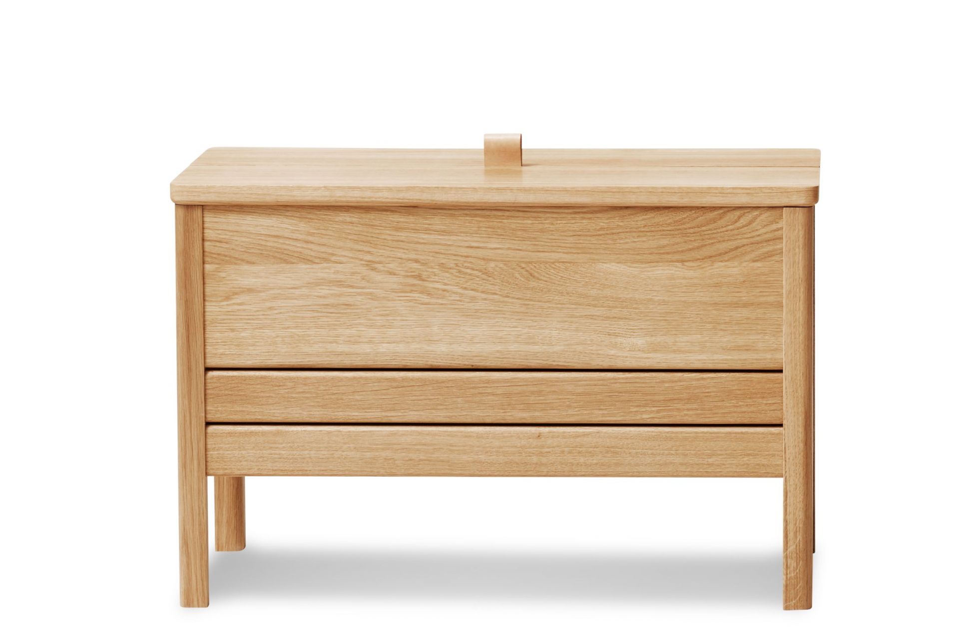 A Line Truhenbank aus Eiche von Form & Refine, moderne Holzbank mit Stauraum.