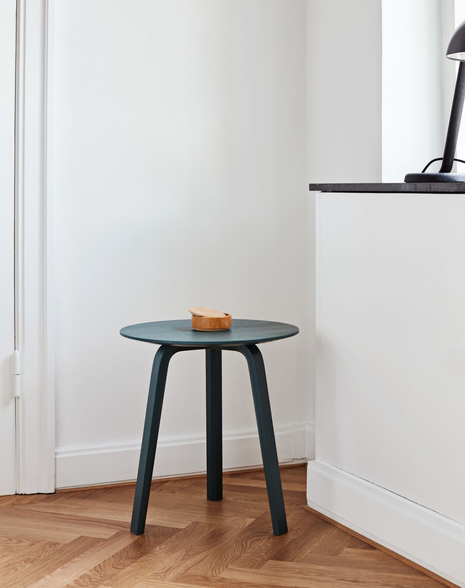 Bella Coffee Table Beistelltisch von Hay, runder Holztisch in Petrol mit Holzschale, modernes Möbeldesign.