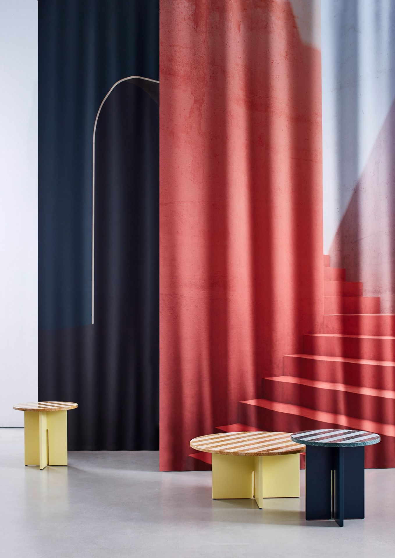 Drei Sediment Beistelltische in Gelb und Grün vor farbigem Hintergrund. Moderne Möbel für Wohnzimmer.