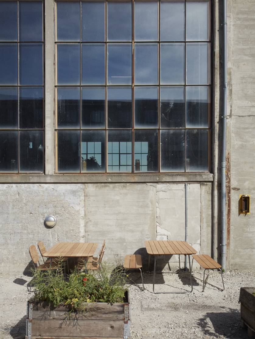 Lilium Bank von Skagerak by Fritz Hansen: Outdoor Sitzbank und Tisch aus Teakholz.