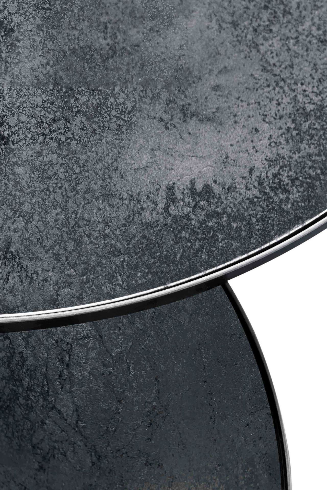 Detailaufnahme: Ethnicraft Nesting Couchtisch 2er Set Holzkohle, runde Tischplatten mit dunkler, strukturierter Oberfläche.