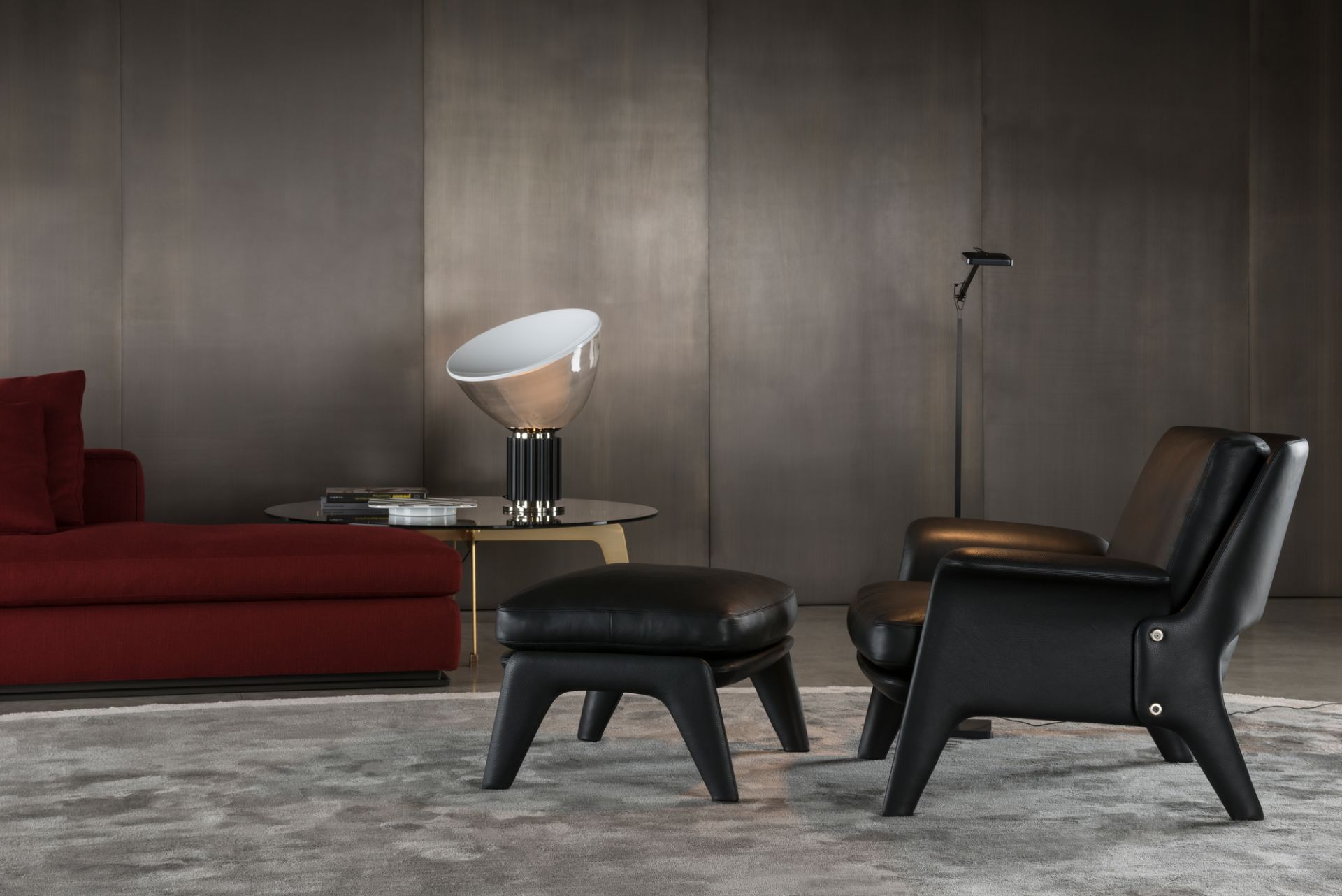 Taccia Tischleuchte von Flos auf einem Tisch im Wohnzimmer. Design Lampe mit indirektem Licht.