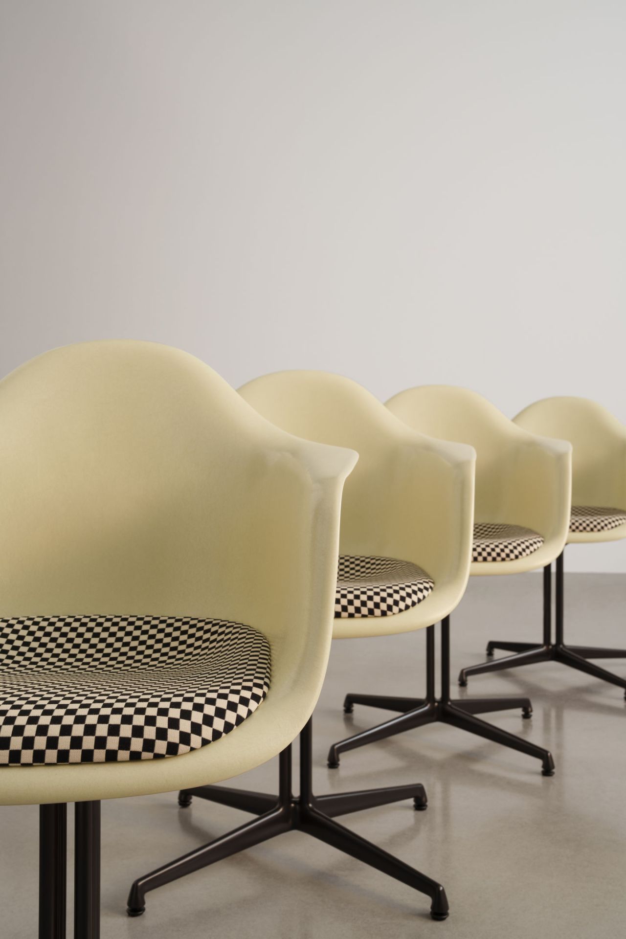 Eames Plastic Arm Chair DAL mit Sitzpolster Vitra