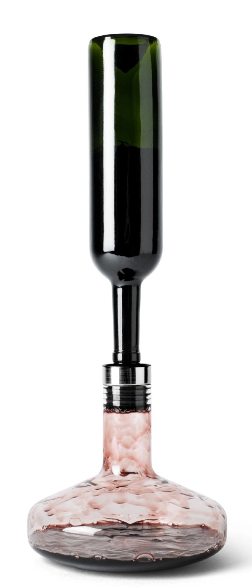 Audo Wine Breather: Rotwein fließt aus einer Weinflasche in die Glaskaraffe.