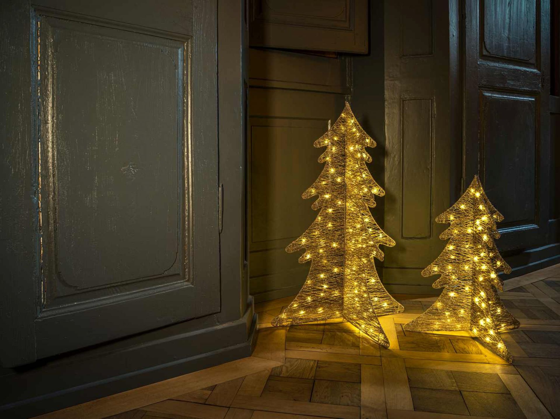 Zwei leuchtende LED Glitzer Weihnachtsbäume, Dekoration für festliche Stimmung.
