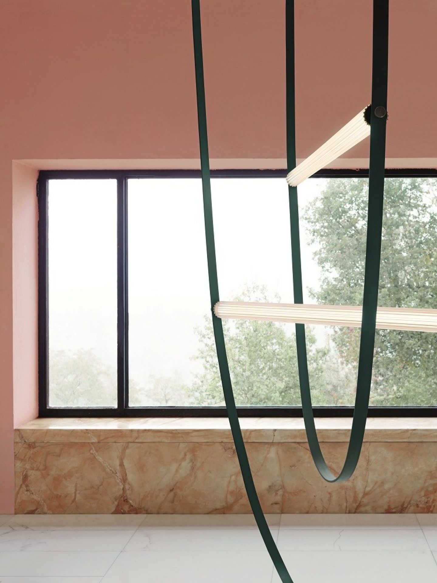 Wireline Pendelleuchte in Waldgrün von Flos, moderne Hängeleuchte mit LED-Leuchtmittel vor Fenster.