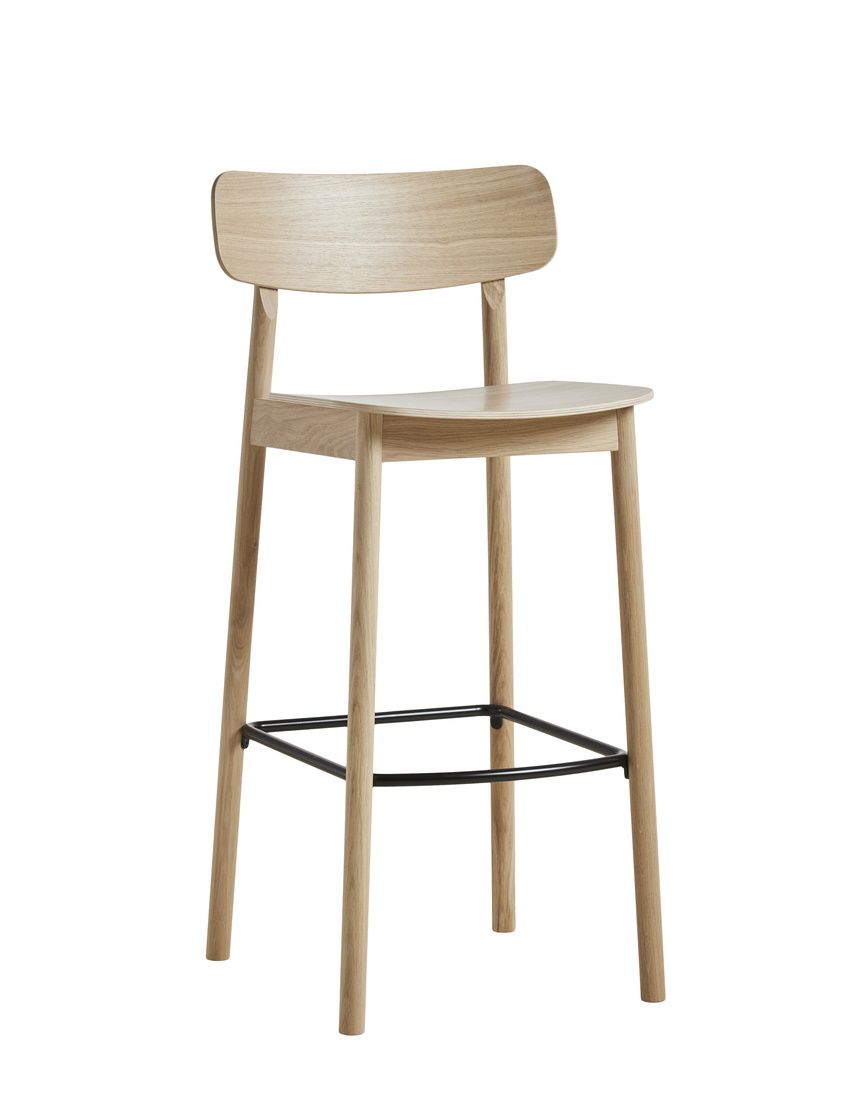 Soma Barhocker aus Eiche, weiß pigmentiert, mit Rückenlehne und schwarzer Fußstütze.