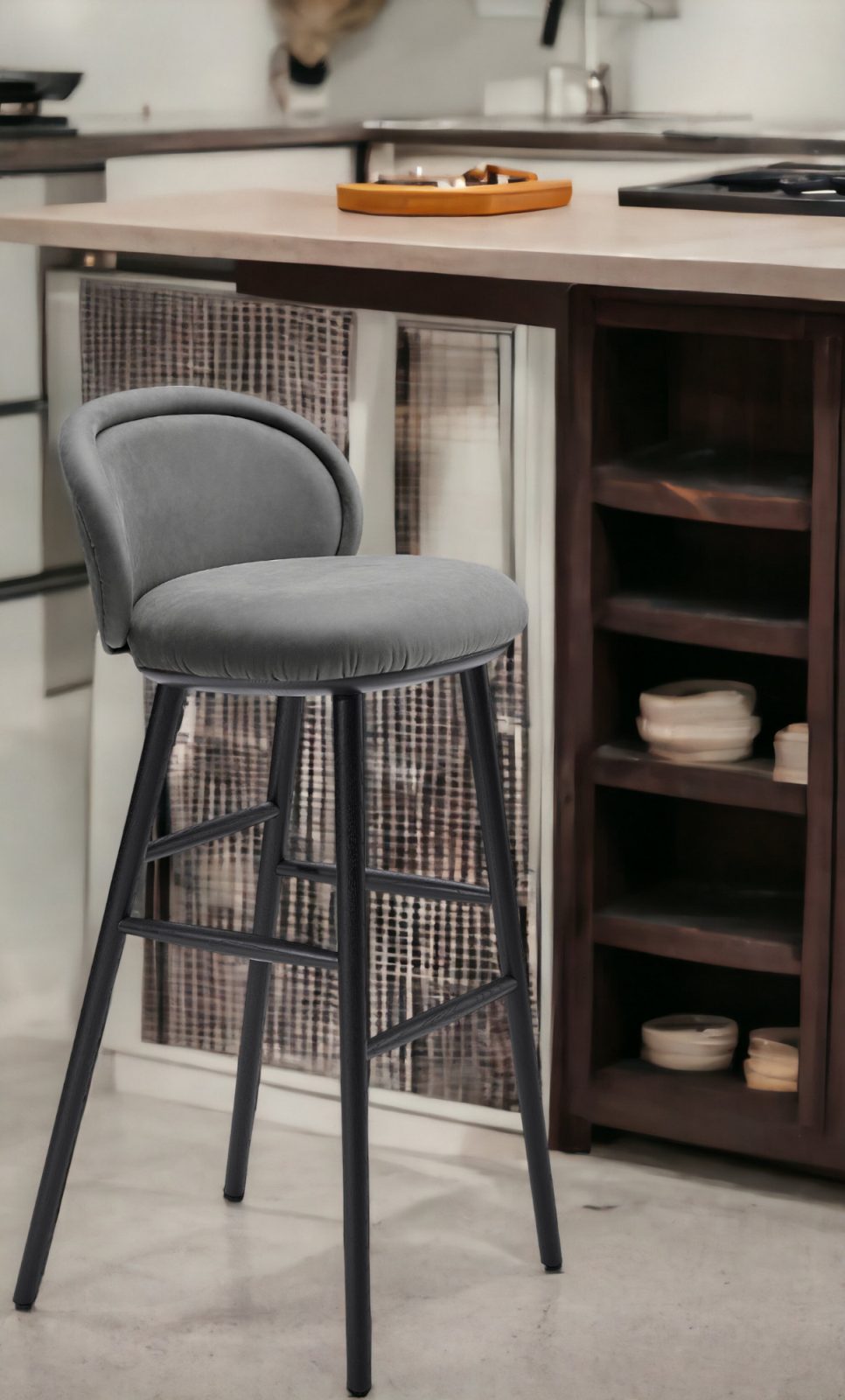 Grauer Ona Barstuhl von Freifrau Manufaktur mit schwarzem Gestell für die moderne Küche.