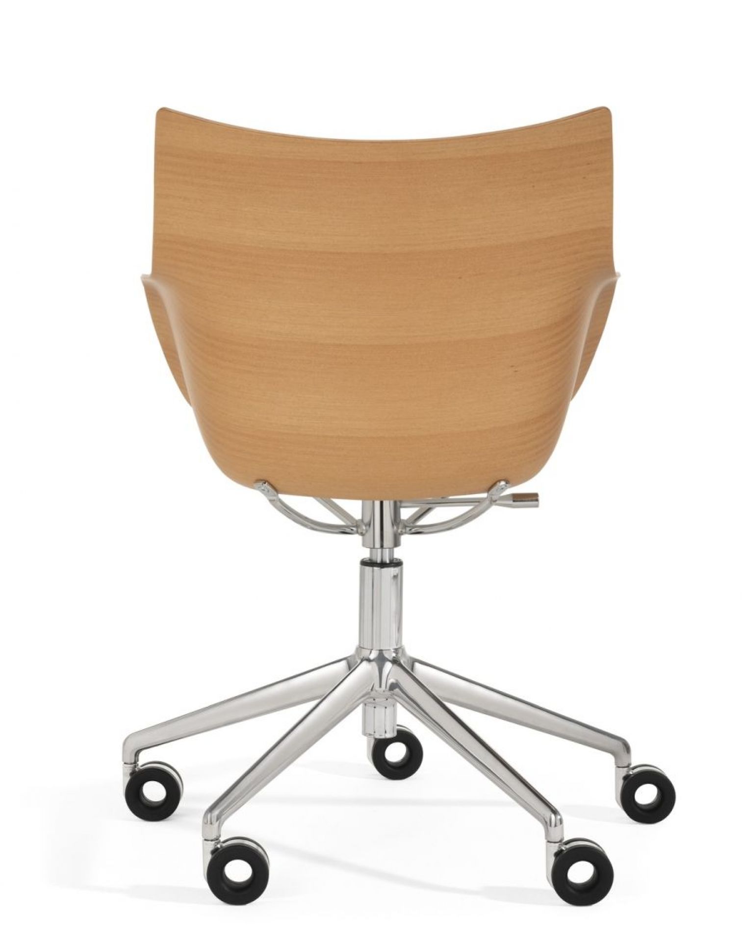 Rückansicht des Q/Wood Drehstuhls von Kartell mit Holzschale und verchromtem Fußkreuz.