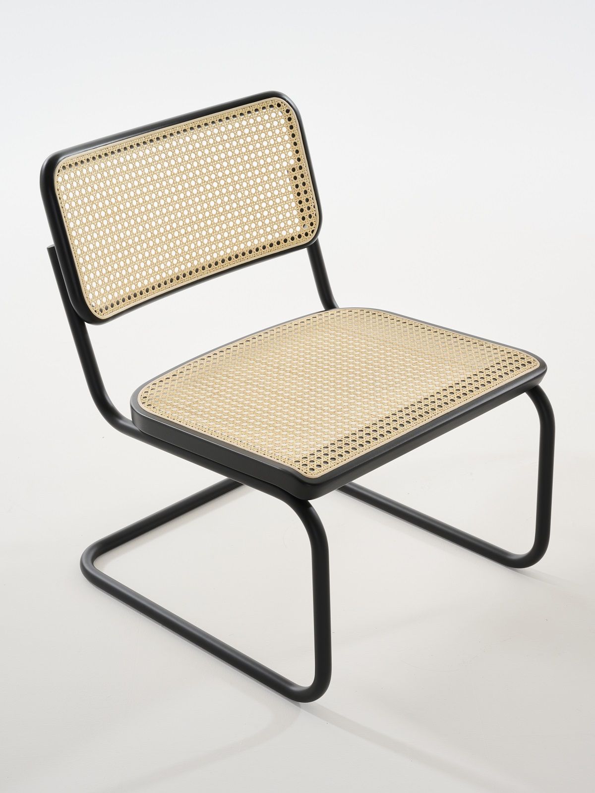 S 32 VL Lounge Chair Sessel Thonet mit Wiener Geflecht und schwarzem Stahlrohrgestell.