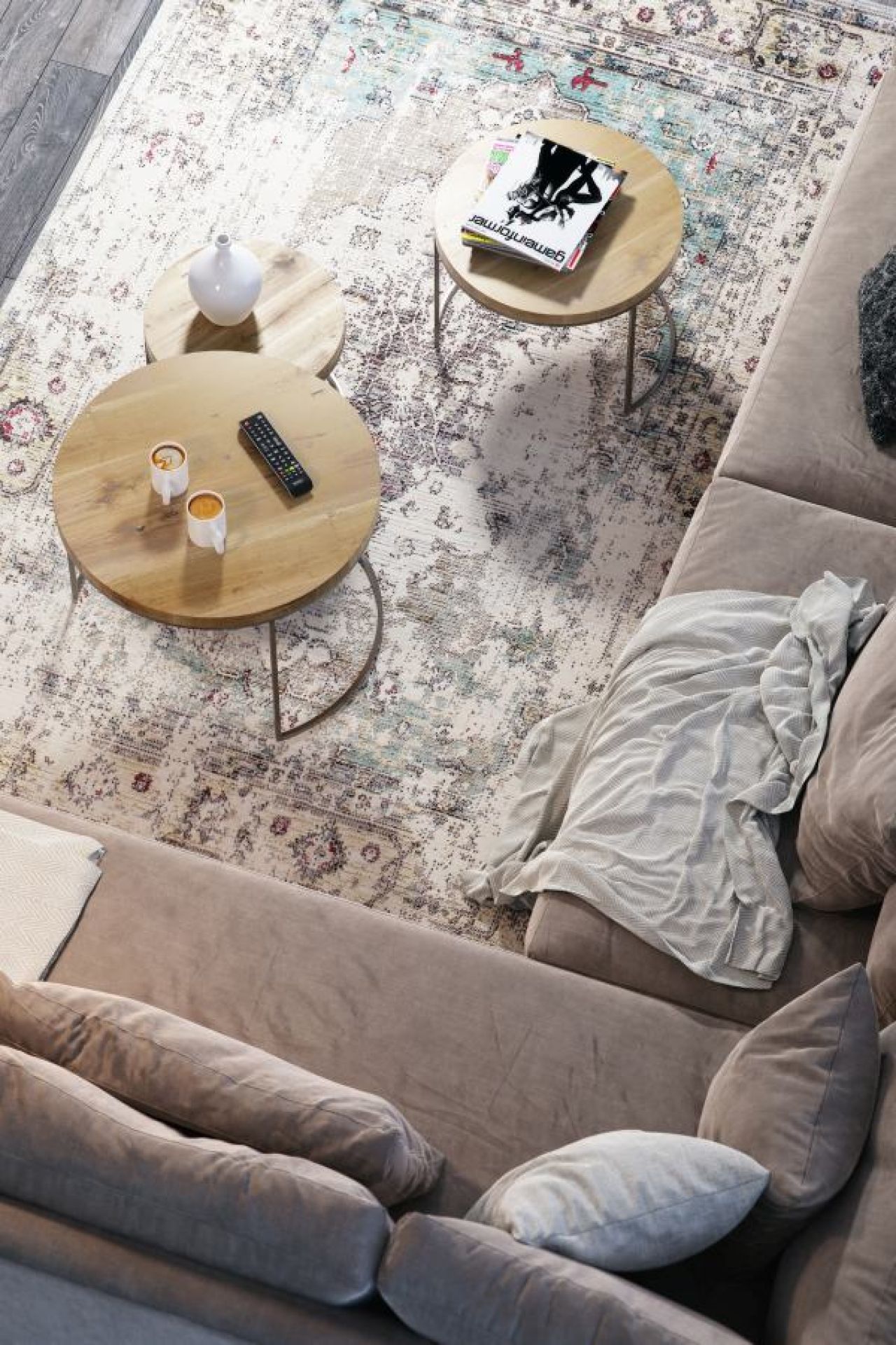 Ett Couchtisch Trebord aus Holz, rund, im Wohnzimmer mit Teppich und Sofa.