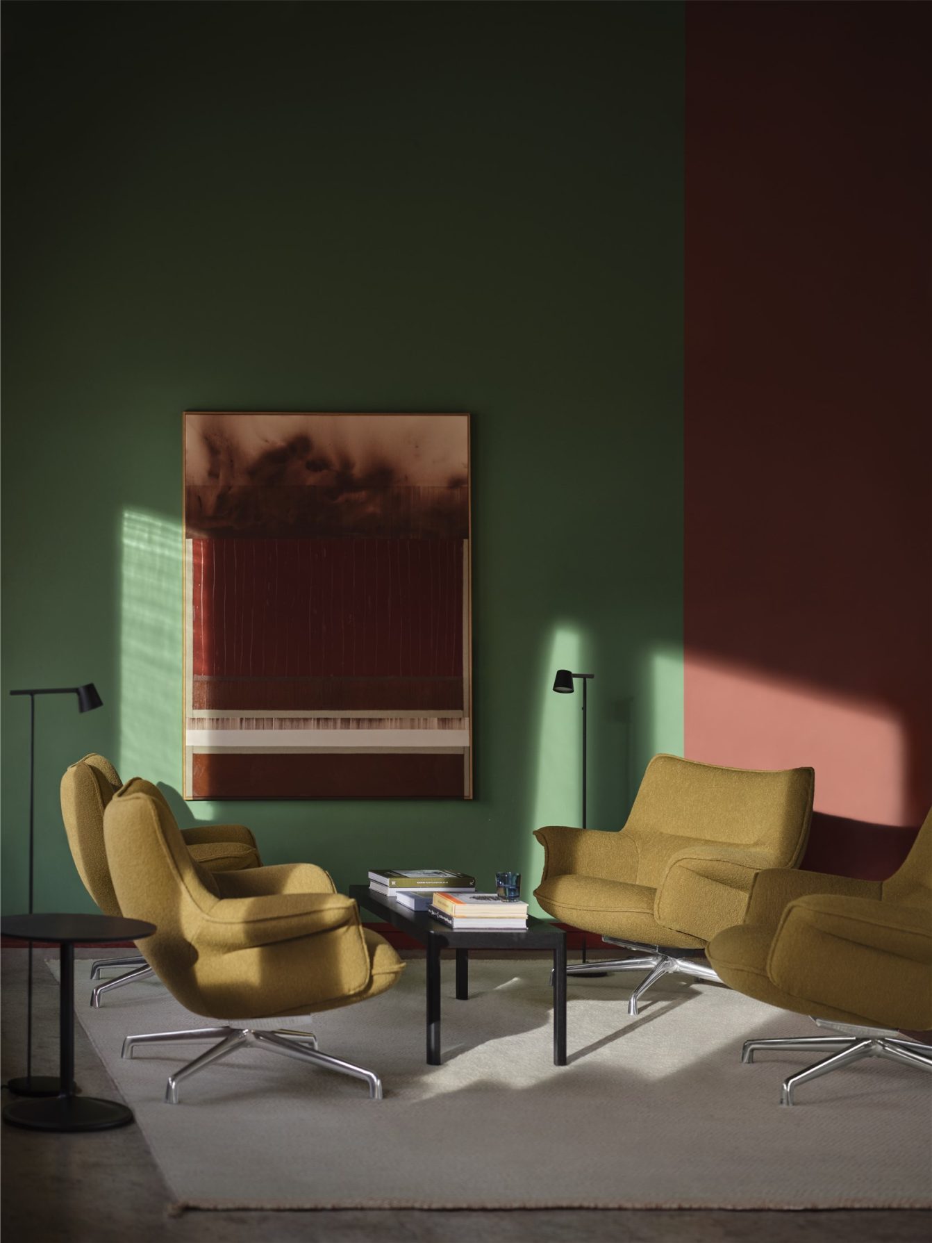 Gelbe Doze Lounge Sessel von Muuto in modernem Wohnzimmer mit Kunst und Beistelltisch.