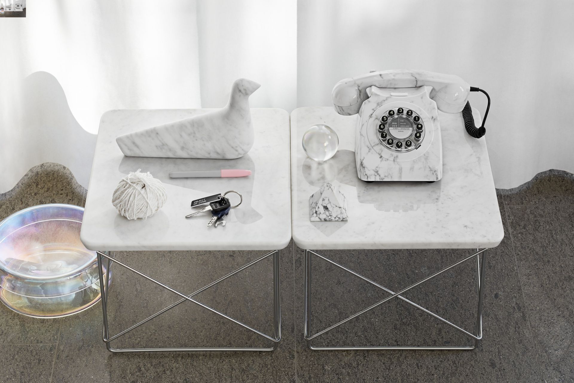 Vitra LTR Beistelltisch Marmor mit Chromgestell, dekoriert mit Accessoires, für Wohnzimmer und Wartebereiche.