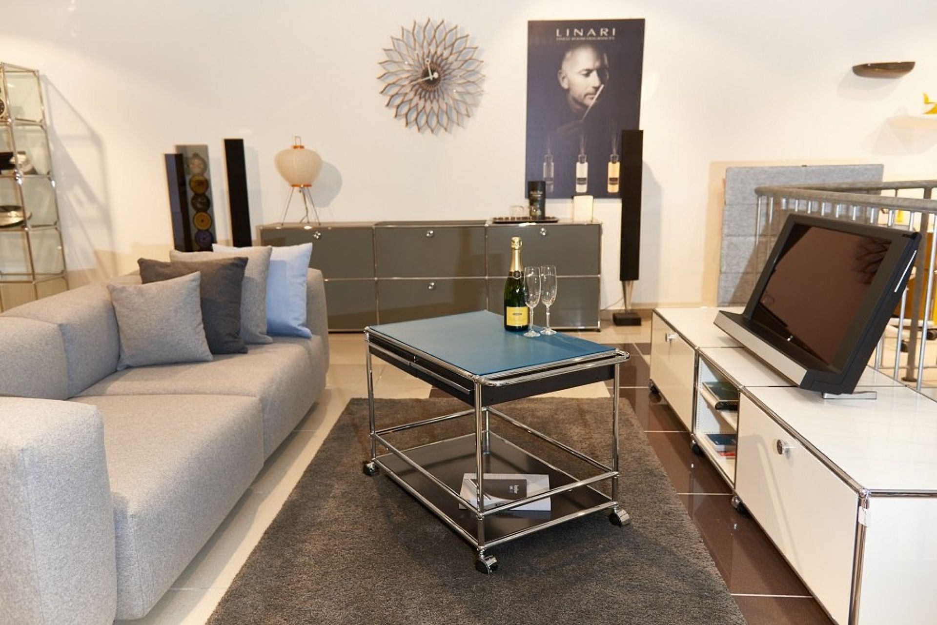 USM Servierwagen mit blauer Lederauflage (75x50 cm) im modernen Wohnzimmer. Möbeldesign und stilvolle Einrichtung.