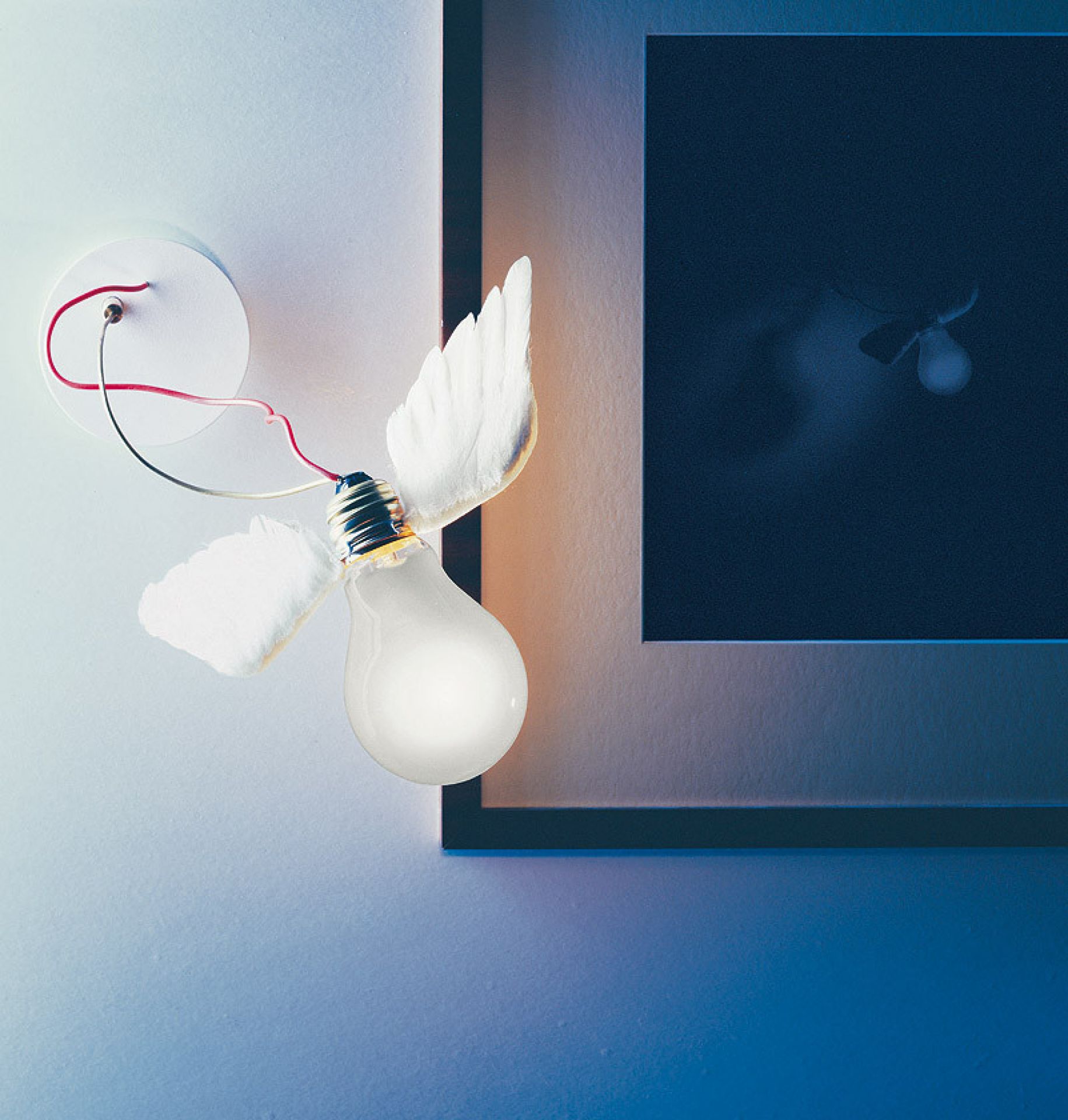 Lucellino Wandleuchte von Ingo Maurer: Glühbirne mit Flügeln als Design Wandlampe für stimmungsvolle Beleuchtung.