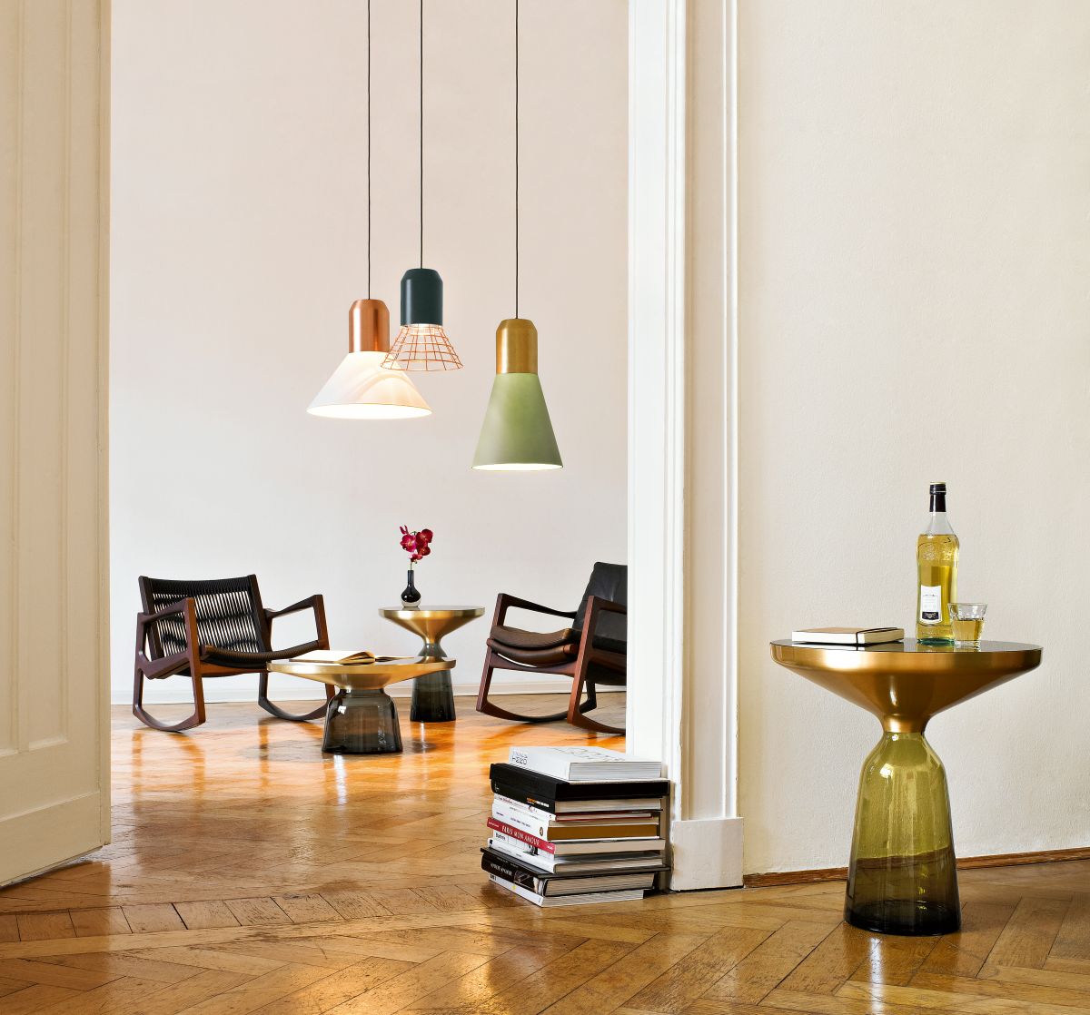 ClassiCon Bell Side Table Beistelltisch mit goldener Tischplatte und Glasfuß in stilvollem Wohnambiente.