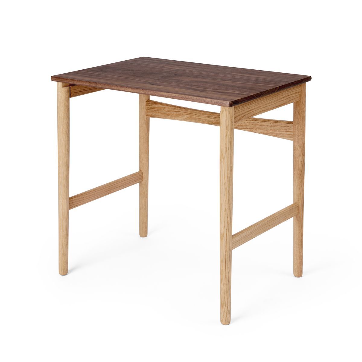 CH004 Beistelltisch von Carl Hansen & Søn: Kleiner Tisch mit Eichengestell und Walnuss Tischplatte.