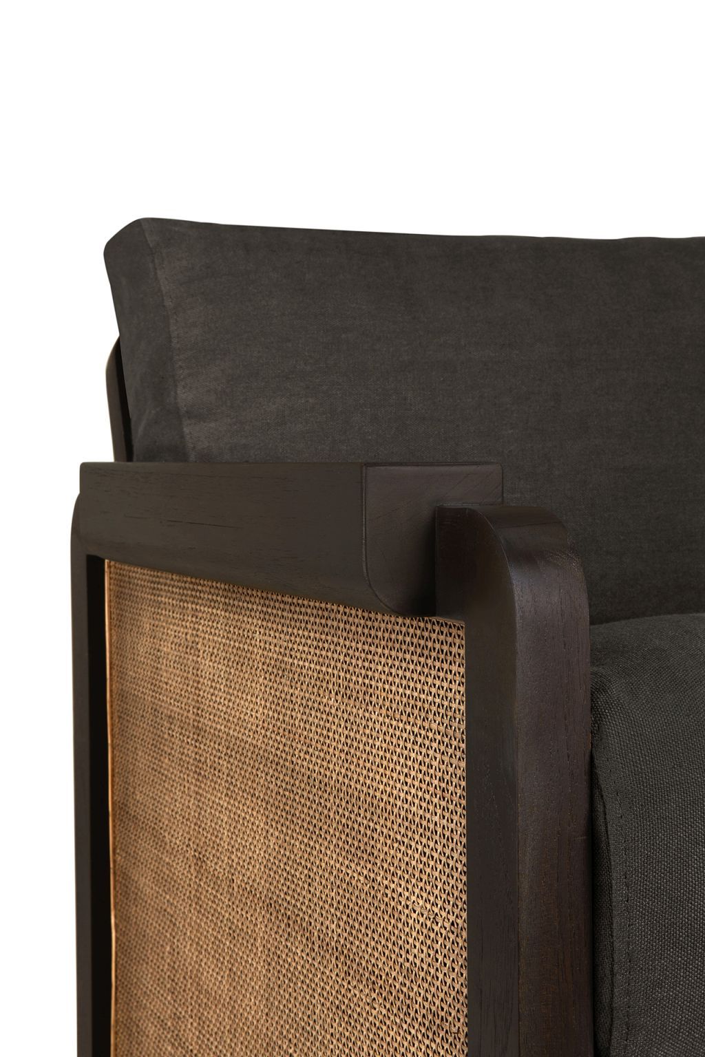 Detailaufnahme: Ethnicraft Lounge Sessel mit Rattan-Geflecht und dunklem Holzrahmen. Bequeme Polsterung in Anthrazit.
