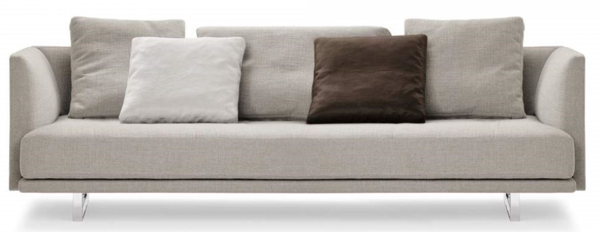 Prime Time Sofa von Walter Knoll, ein beiges Stoffsofa mit Kissen.