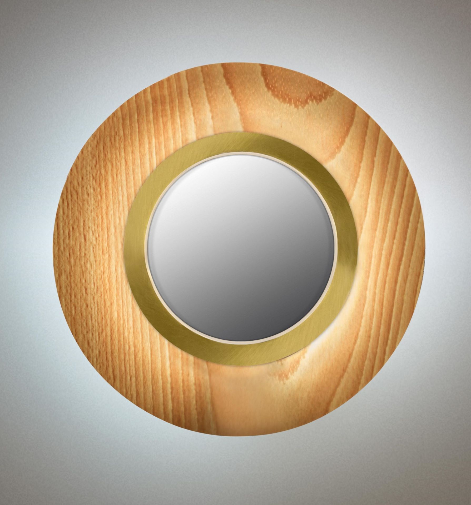 Lens LED Wandleuchte von LZF Lamps: Runde Lampe mit Holzrahmen und goldenem Metallring.