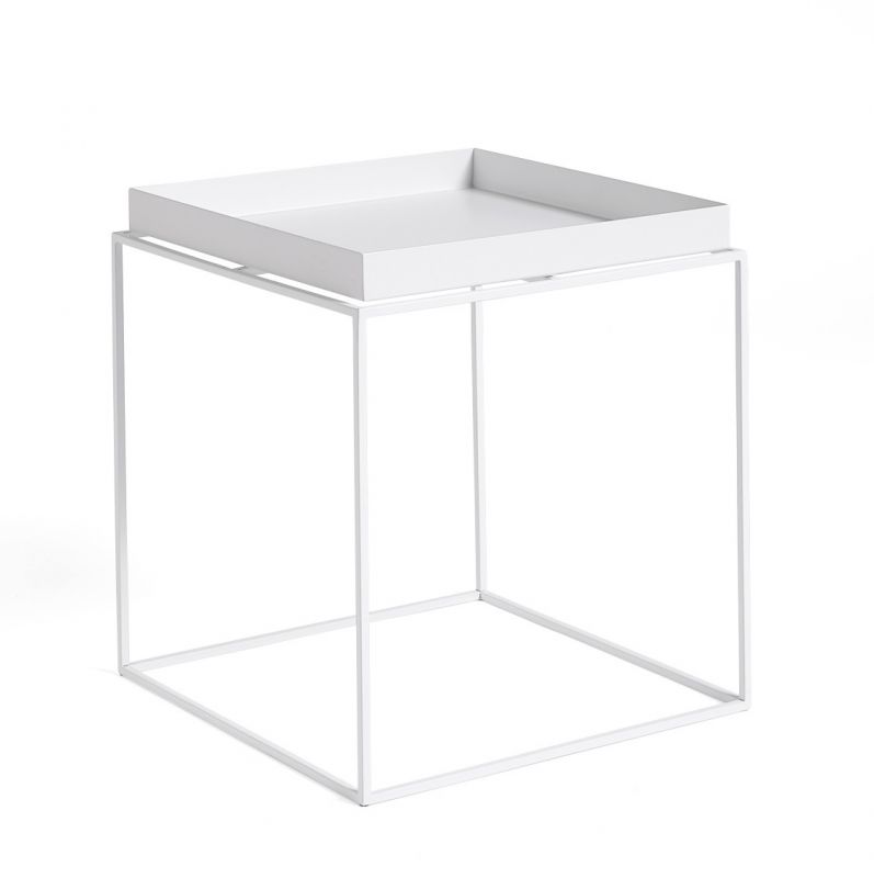 Weißer Tray Table M Beistelltisch von Hay mit quadratischer Tischplatte und minimalistischem Metallgestell.