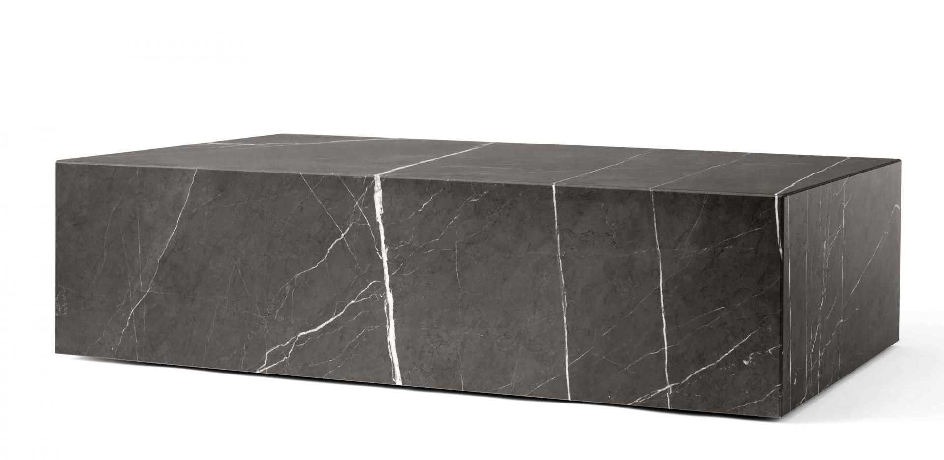 Audo Plinth Low Beistelltisch aus dunklem Marmor mit weißen Adern, rechteckige Form.