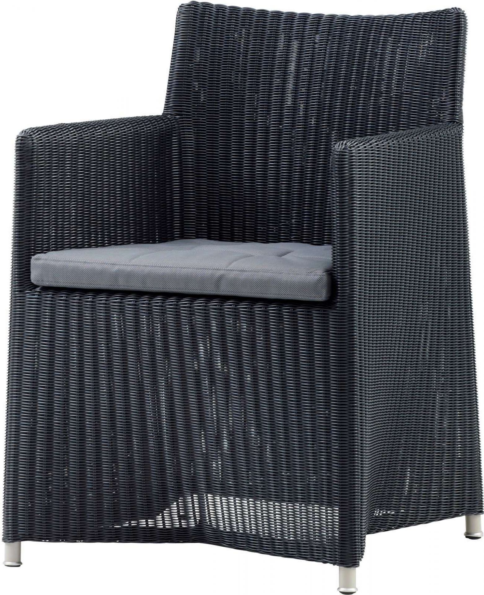 Schwarzer Cane-Line Diamond Outdoor Stuhl mit Armlehnen und grauem Sitzkissen, ideal für Garten und Terrasse.