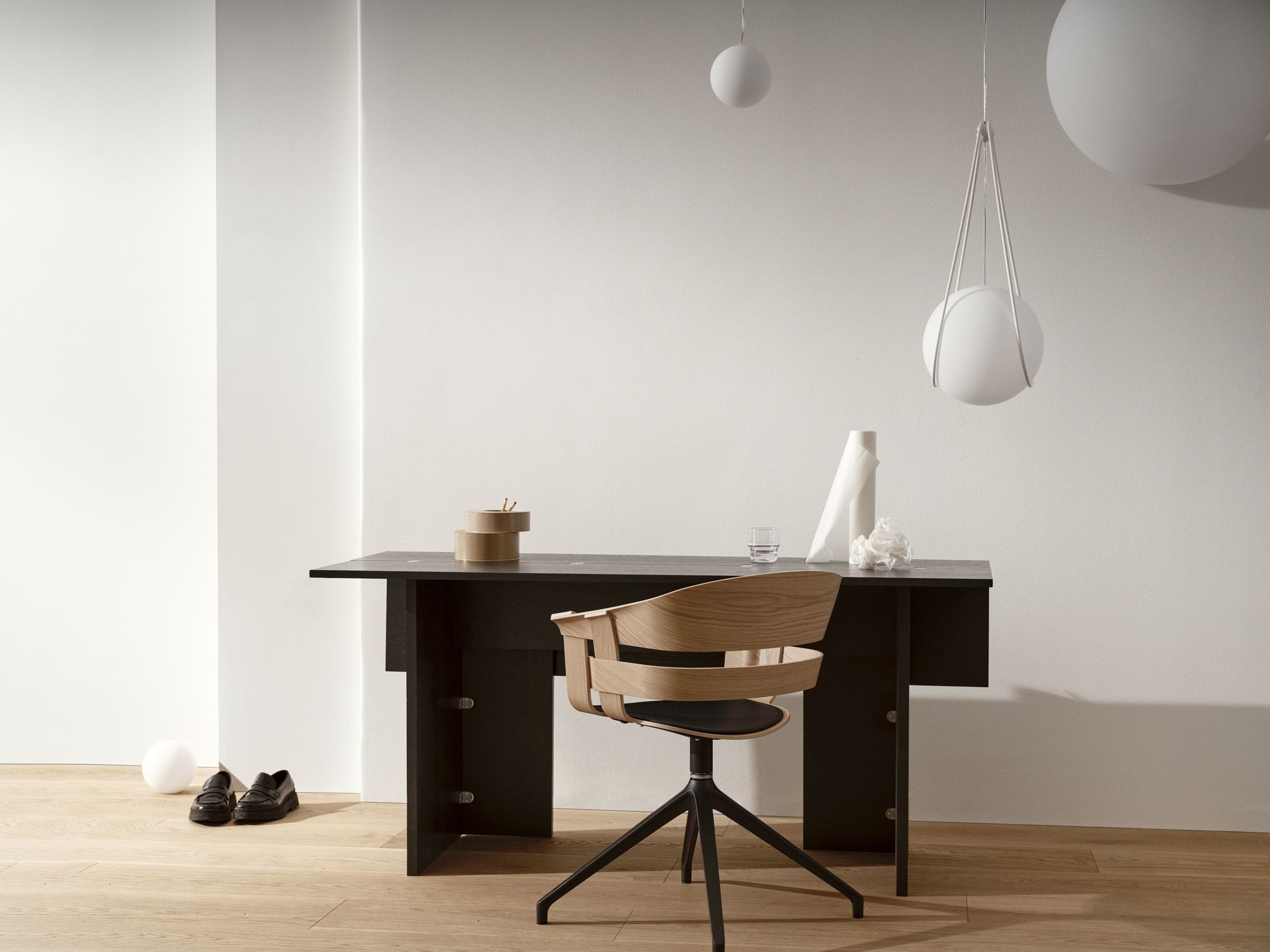 Schwarzer Design House Stockholm Klapptisch "Flip Table" mit Stuhl und Deko in minimalistischem Raum.