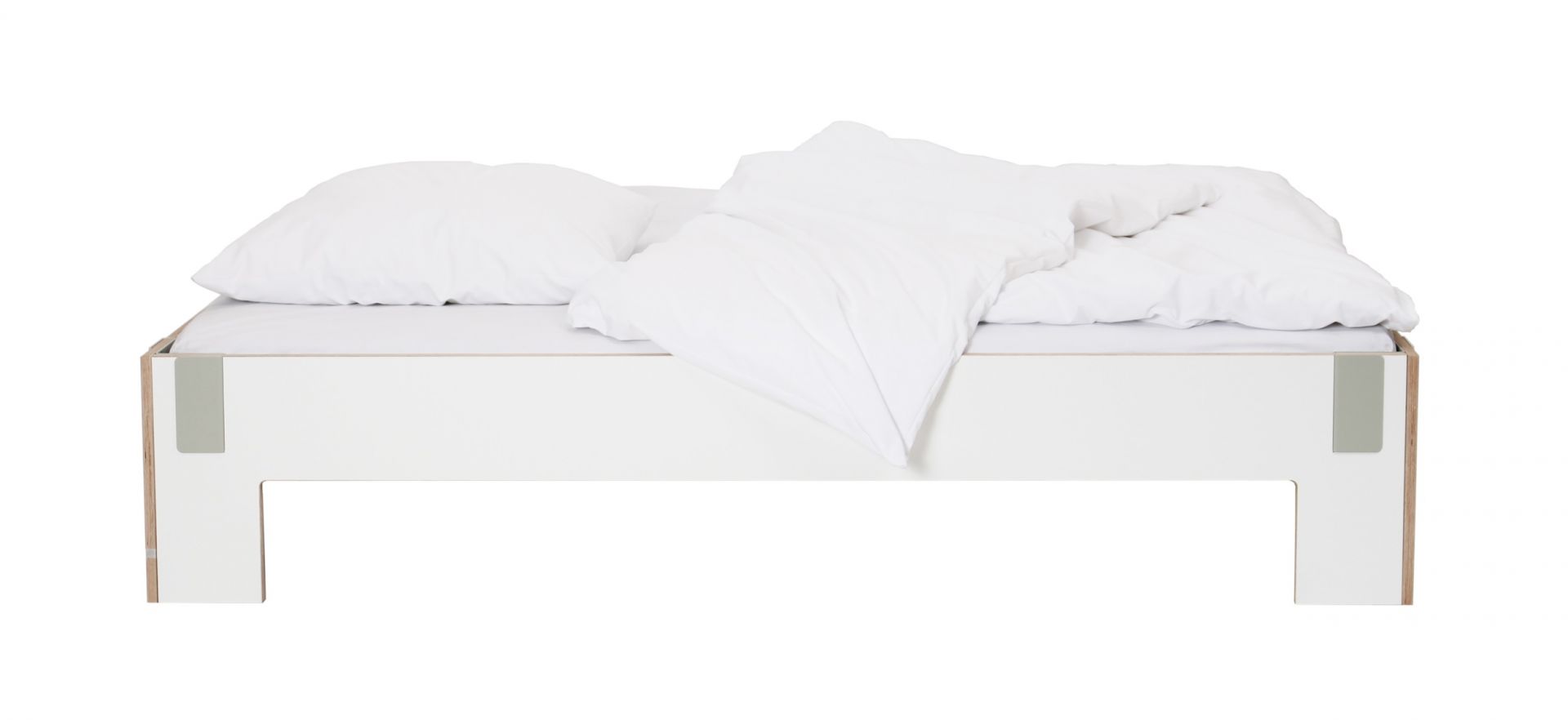 Modernes Bett mit weißen Kissen und Decken, ideal für stilvolle Schlafzimmer.