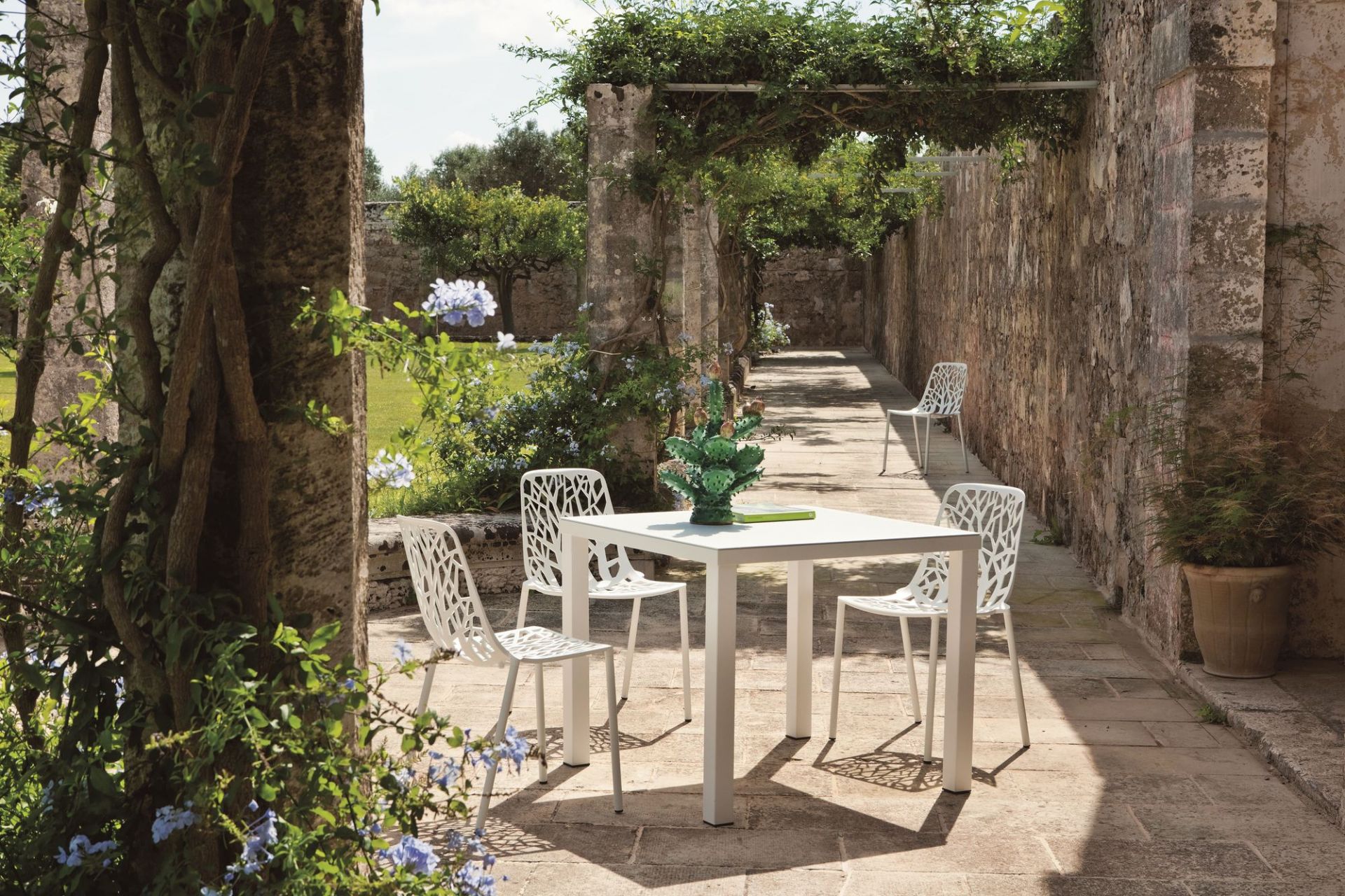 Forest Outdoor Sessel in Pulvergrau mit filigranem Design, Teil einer stilvollen Gartensitzgruppe.