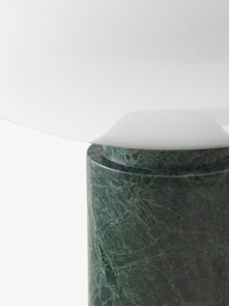 Detailaufnahme der Mist AP17 Tischleuchte von AndTradition mit grünem Marmorfuß und weißem Schirm.