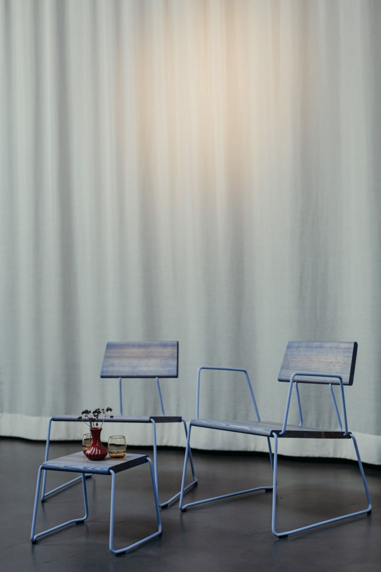 D:007 Loungechair von Fuchs & Habicht in Weiß: Zwei Stühle und ein Tisch mit Dekoration.