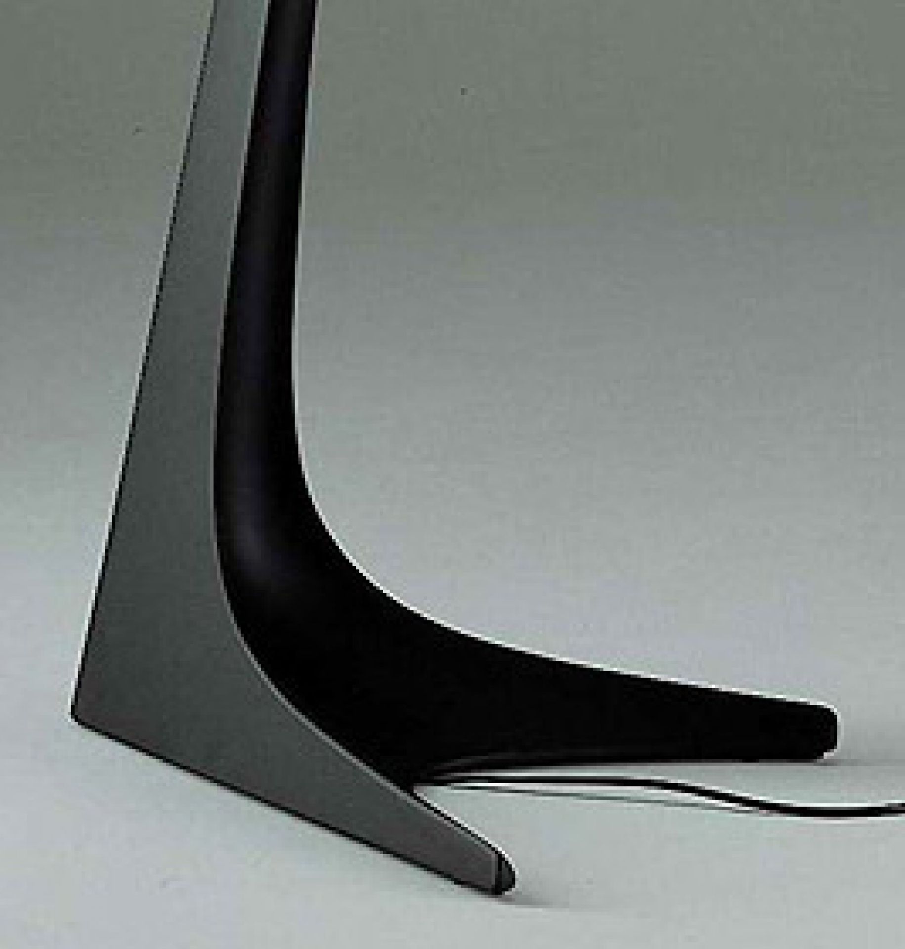 Detailaufnahme: Fuß der modernen Montjuic Stehleuchte von Artemide in Grau und Schwarz.