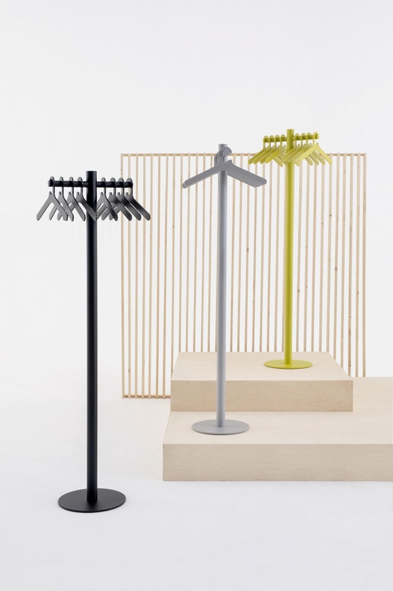 Drei Cascando Pole Garderobenständer in Schwarz, Grau und Gelb mit Kleiderbügeln. Moderner Garderobenständer für Büro und Zuhause.