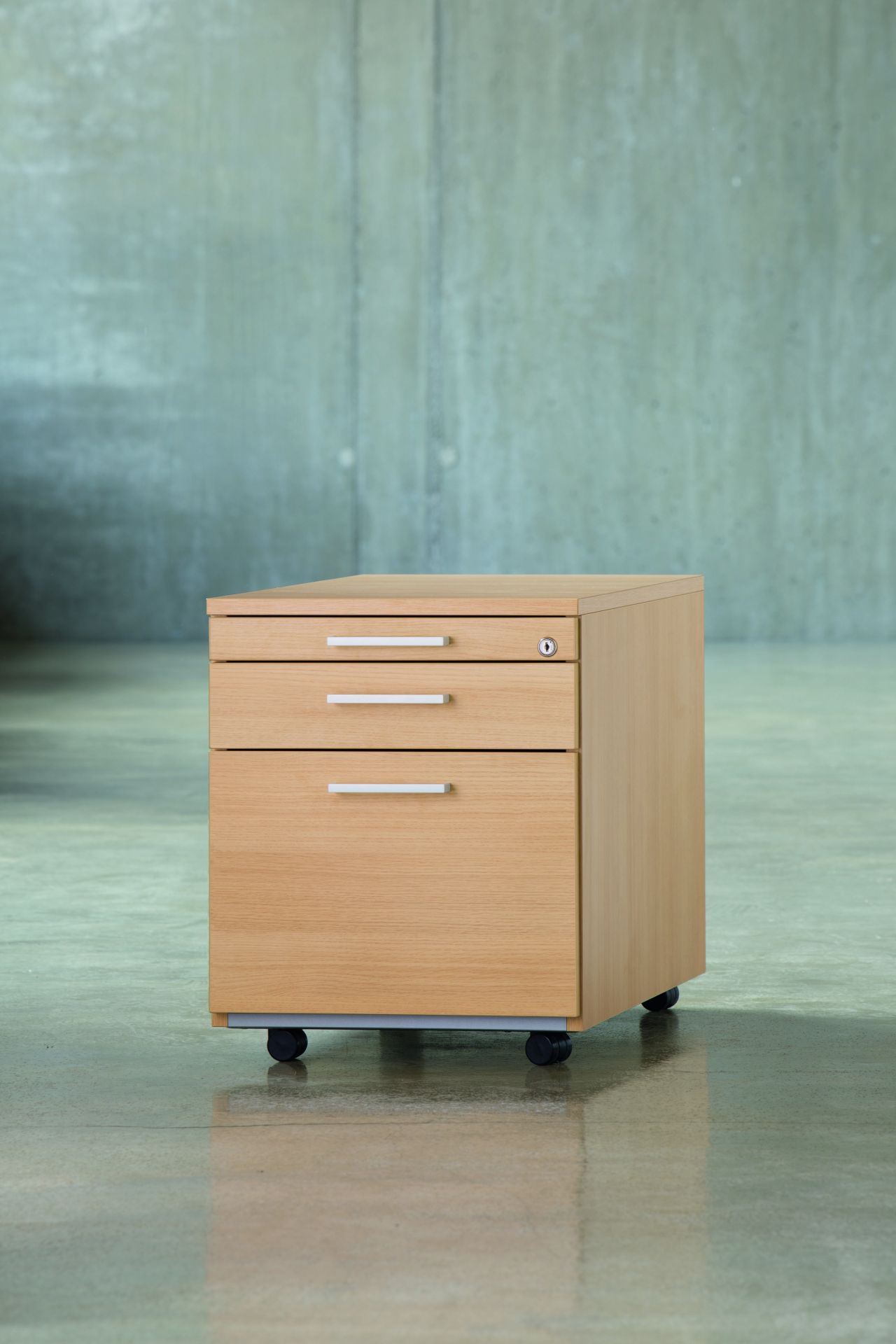 Rollcontainer von König+Neurath, Buche Dekor, drei Schubladen mit Griffen und Rollen für flexibles Büro.