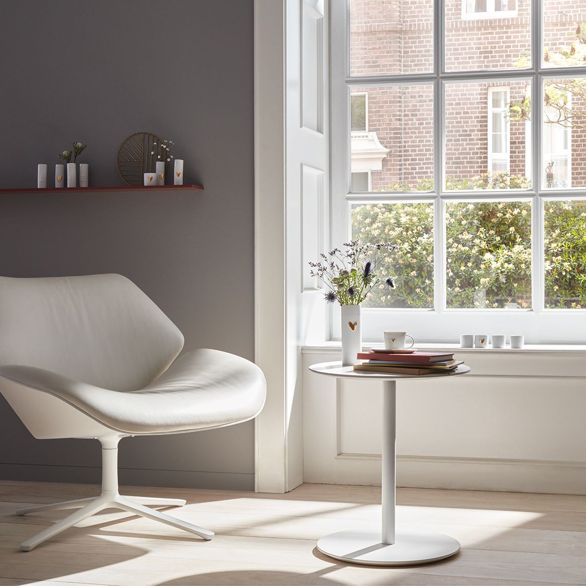 Wolke Sieben Love Minivasen Set von Räder im Interieur, weiße Deko Vasen mit goldenen Herzen.