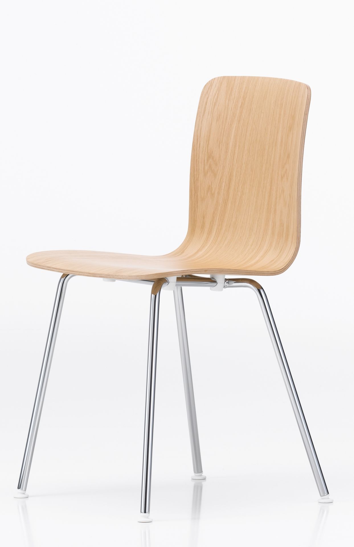 Vitra Hal Ply Tube Stuhl mit hellem Holz und verchromtem Stahlgestell auf weißem Hintergrund.