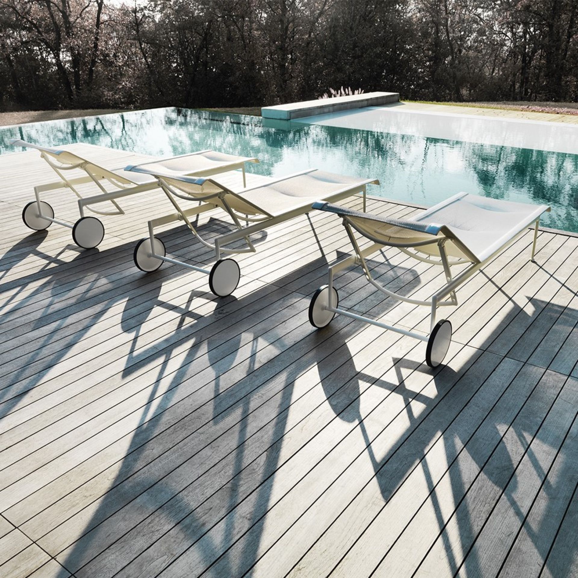 Drei Richard Schultz 1966 Liegen von Knoll International am Pool auf Holzdeck.