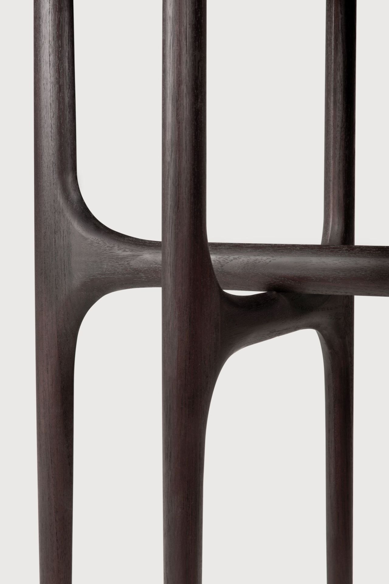 Detailaufnahme der dunklen Holzbeine der PI Konsole von Ethnicraft. Modernes Möbeldesign.