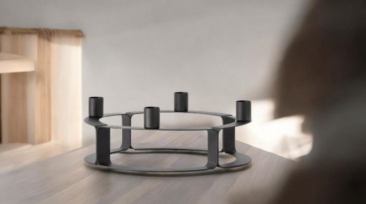 Schwarzer Lucca Kerzenständer von Novoform mit vier Kerzenhaltern auf einem Holztisch. Skandinavisches Design.