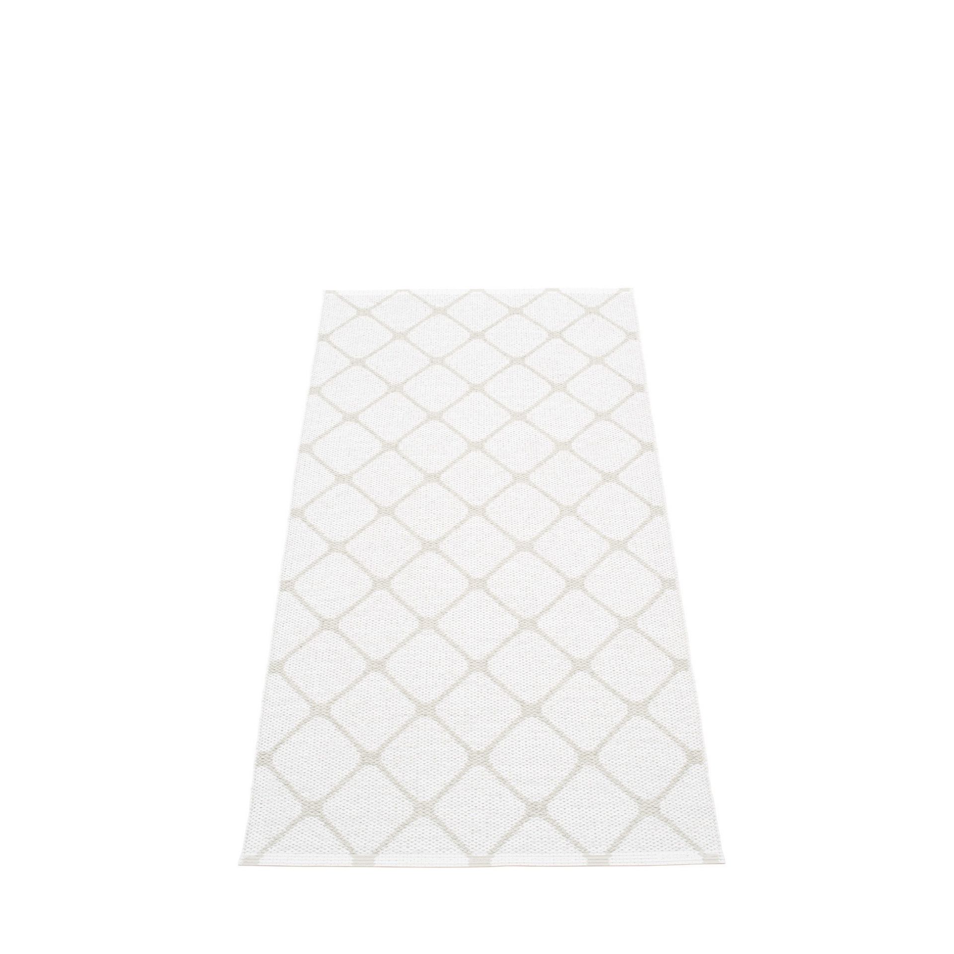 Rex Kunststoffteppich von Pappelina, 70x160 cm, Fossil Grau-Weiß, mit geometrischem Rautenmuster.