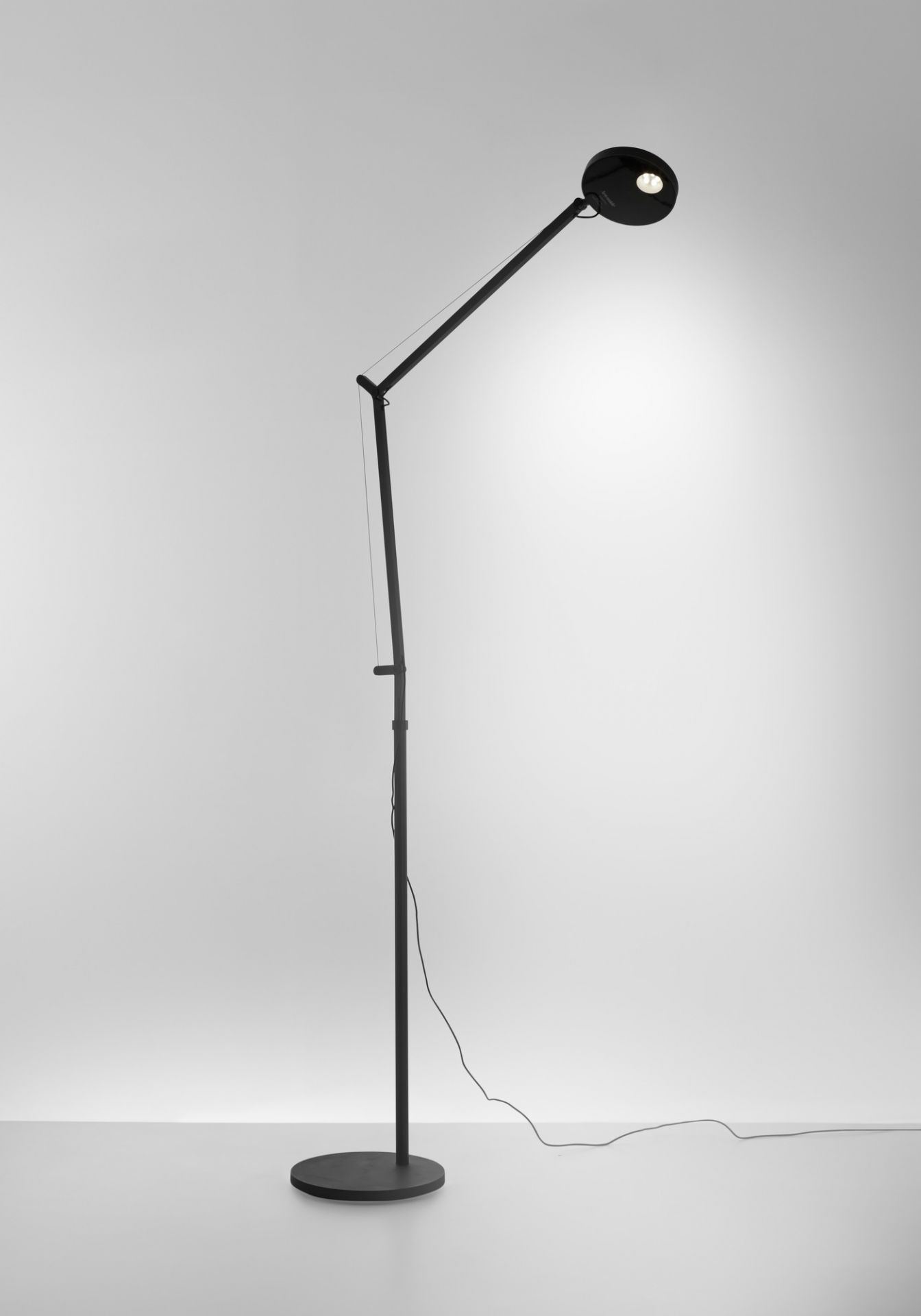 Anthrazitgraue Demetra Leseleuchte von Artemide mit Anwesenheitssensor, moderne Stehlampe für Wohnzimmer und Büro.