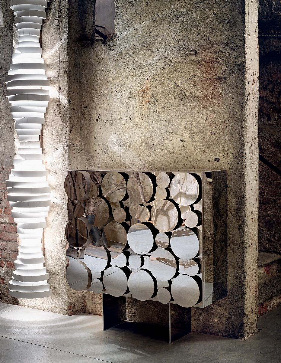 Gagà Schrank von Opinion Ciatti: Moderner Design Schrank mit runder Spiegel-Optik für Wohnzimmer.