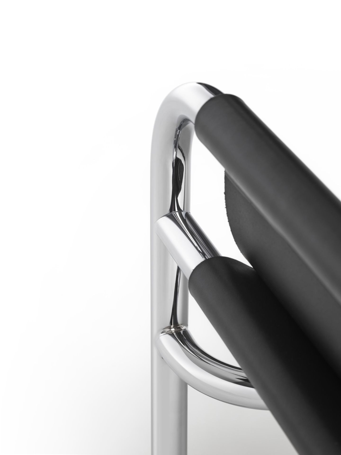 Detailaufnahme des SZ 14 Sessels von Spectrum: Verchromtes Gestell mit schwarzer Lederbespannung. Designklassiker.