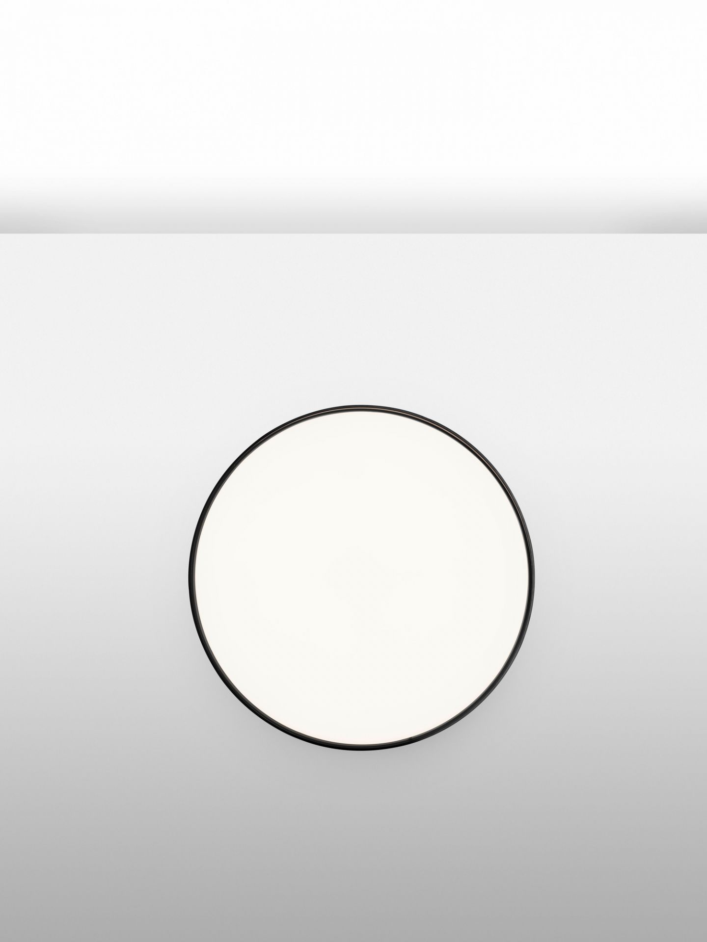 Nahaufnahme der runden Clara Wandleuchte/Deckenleuchte von Flos in Rauchglas-Optik. Modernes Design für Innenräume.