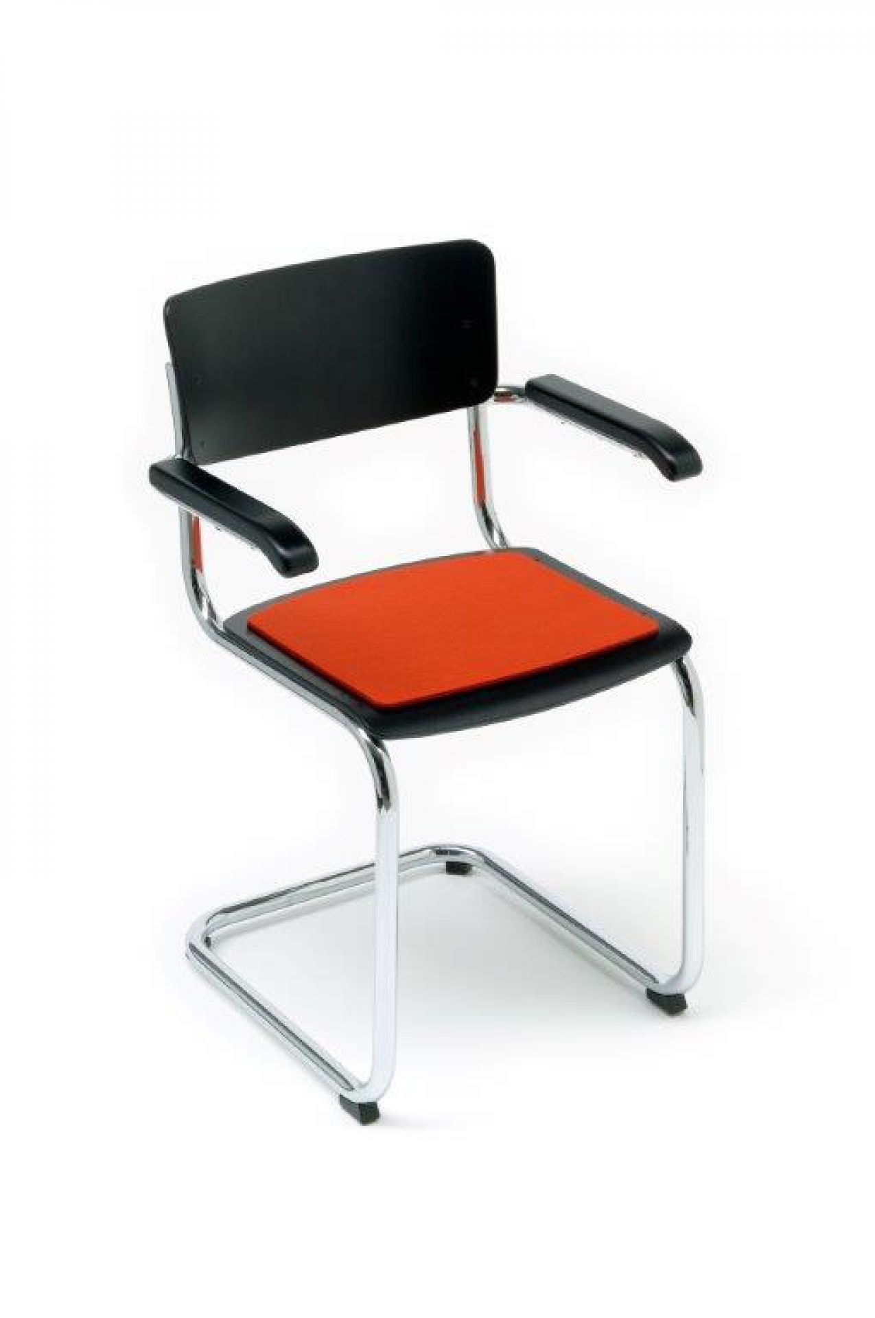 Thonet S 43 Stuhl mit melierter, roter Hey Sign Filz Sitzauflage für mehr Komfort.