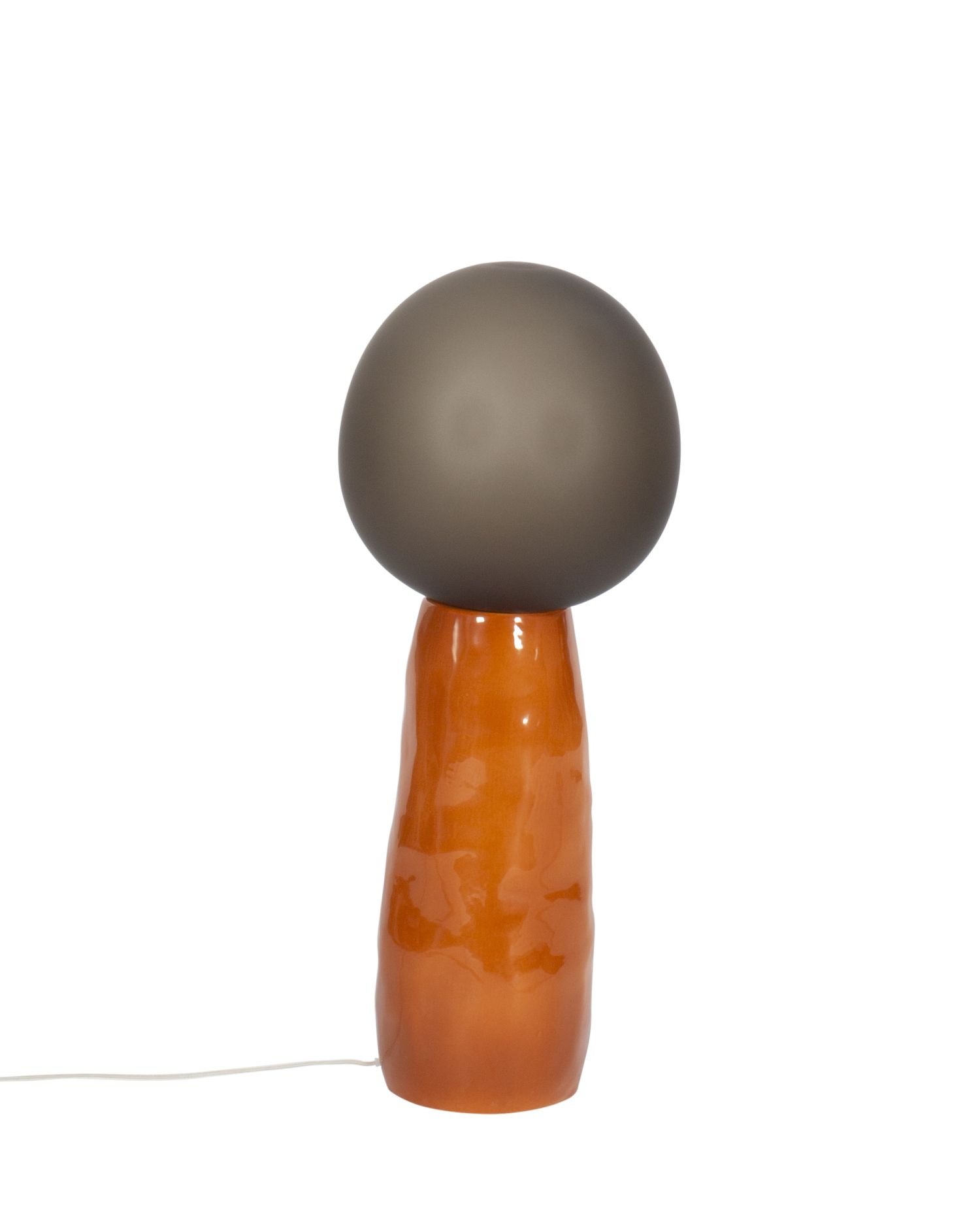 Kokeshi Stehleuchte: Grauer Lampenschirm auf Terrakotta-farbener Basis, moderne Innenbeleuchtung von Pulpo.